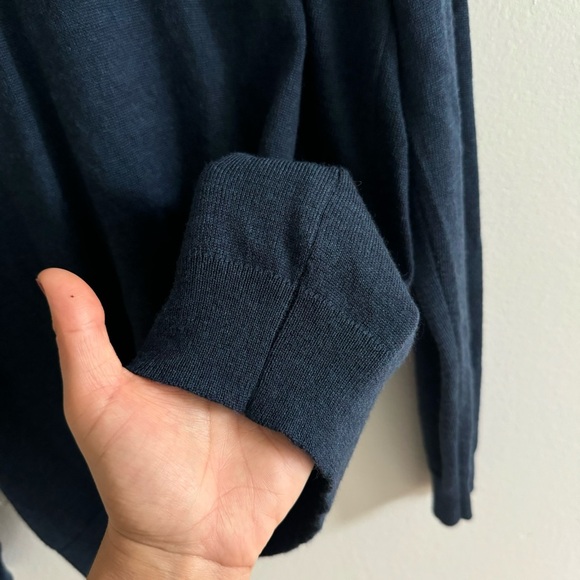 Calvin Klein V-Neck Extra Fine 100% Merino Wool Navy Blue Sweater Size Medium - Picture 6 of 14